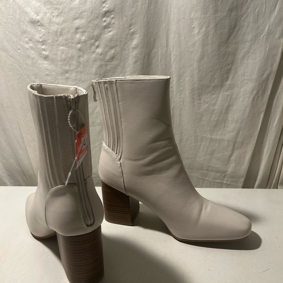 Journee Collection ivory color ankle boots 3 “ block heels, zip up back size 10 - Picture 4 of 7